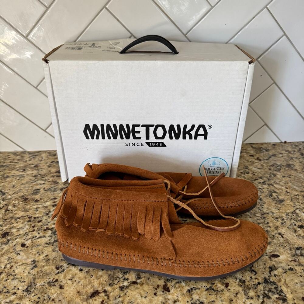 New Minnetonka women’s sheepskin angle boot golden tan size 9 new in box